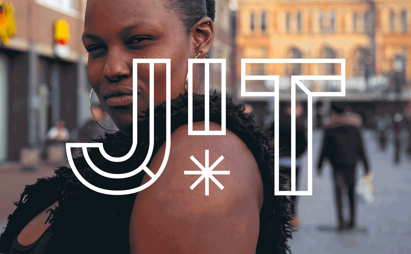 JIT logo over een foto van een stoere dame voor Den Haag Hollandsspoor