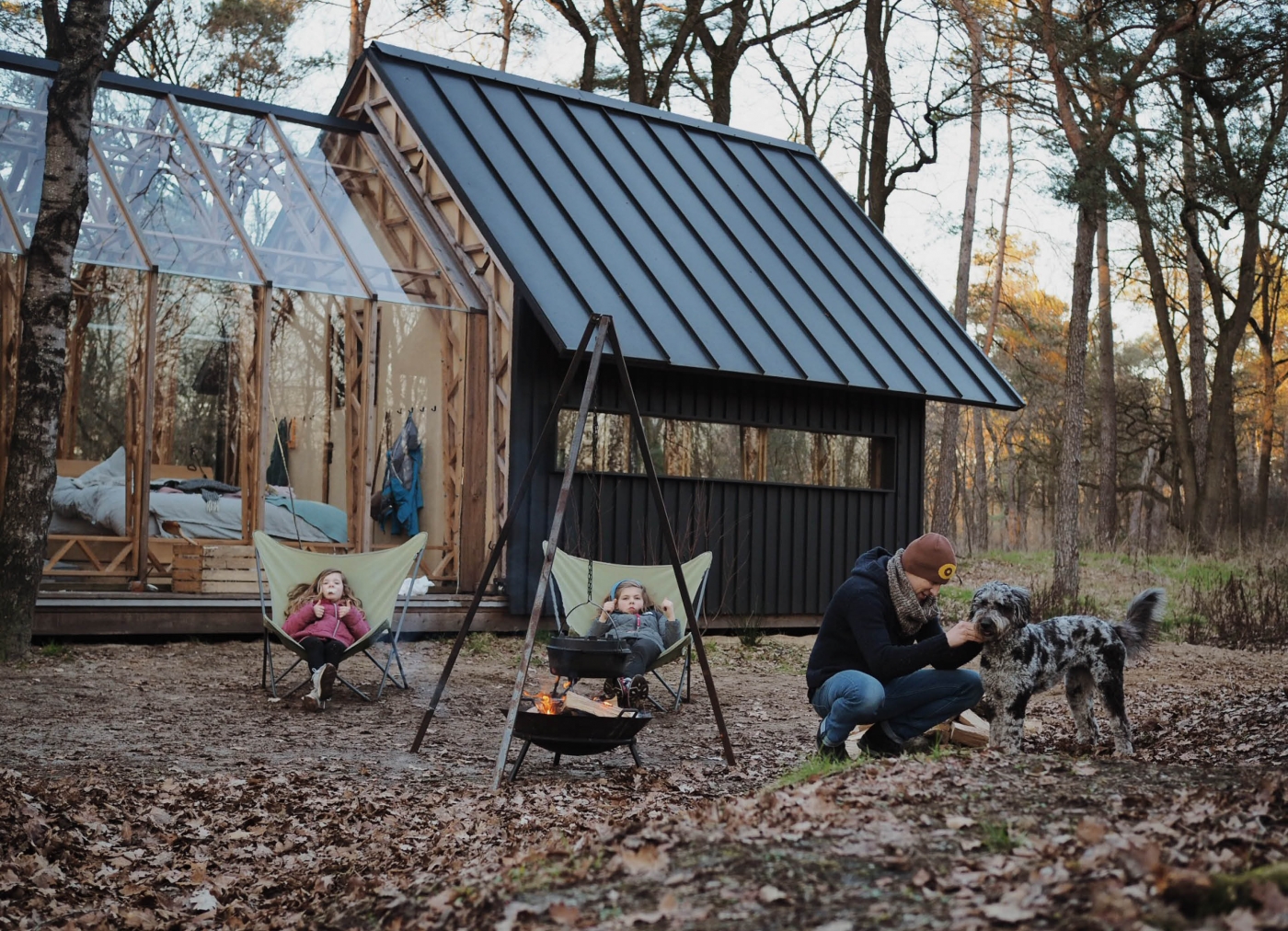 Gezin buiten koken naast cabin ANNA bij Holenberg Gezin buiten koken naast cabin ANNA bij Holenberg